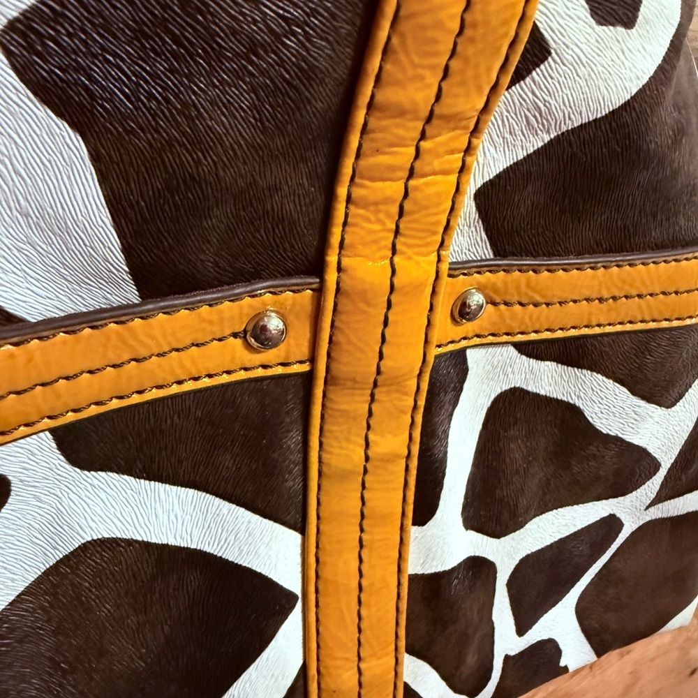 Attention Brown and White Shoulder Bag - Picture 3 of 5